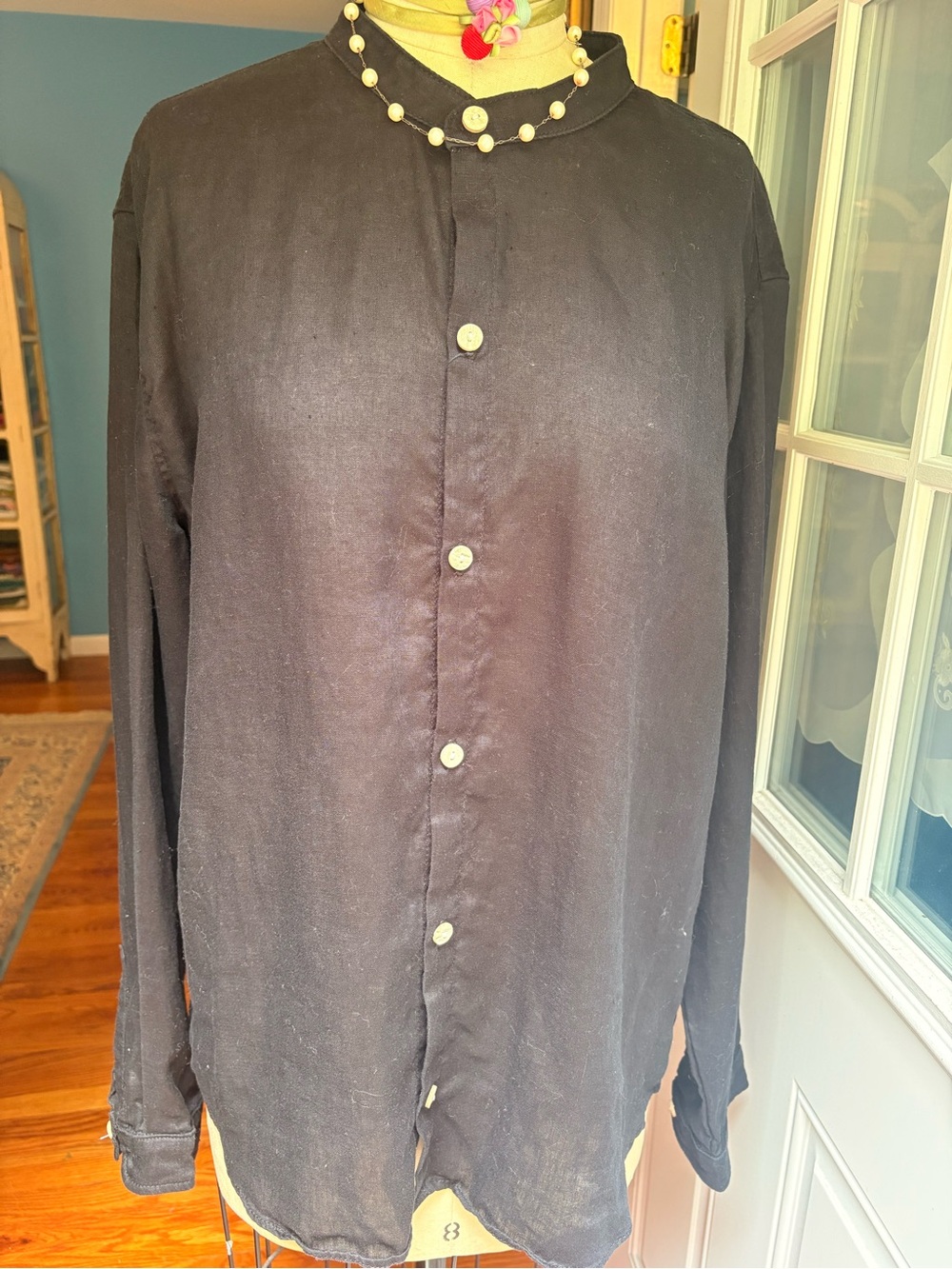 Road to Nowhere Black Button-Front Top
Beautiful linen dark blue blouse.